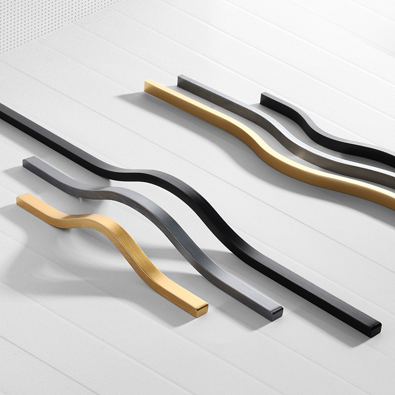 Curved Spring Bar - Galwanicznie szczotkowane złote uchwyty do szafek